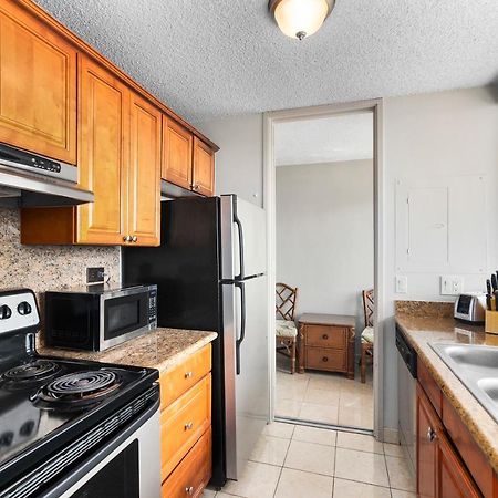 Waikiki Beach Condominiums Гонолулу Экстерьер фото
