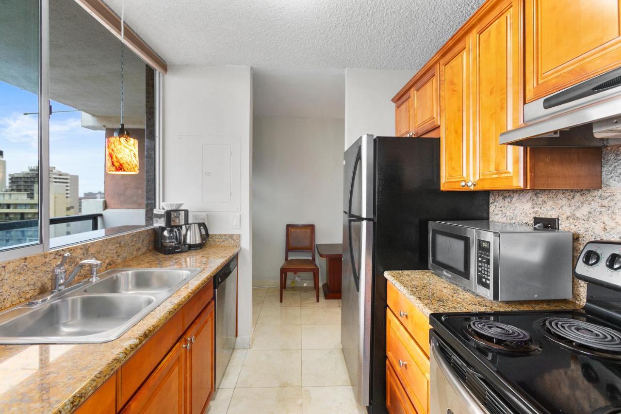 Waikiki Beach Condominiums Гонолулу Экстерьер фото